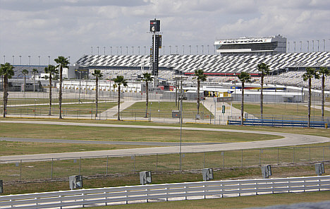 Endnu ligger Daytona International Speedway øde hen, men i morgen starter forberedelserne til 24-timers løbet den 30. og 31. januar.